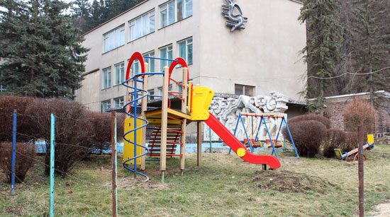 Детская площадка на территории санатория Димитрова. Кисловодск  