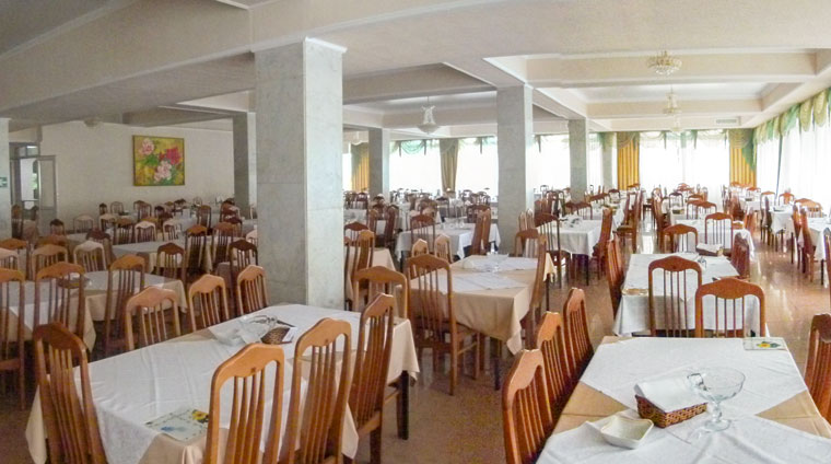 Обеденный зал столовой главного корпуса санатория Димитрова в Кисловодске